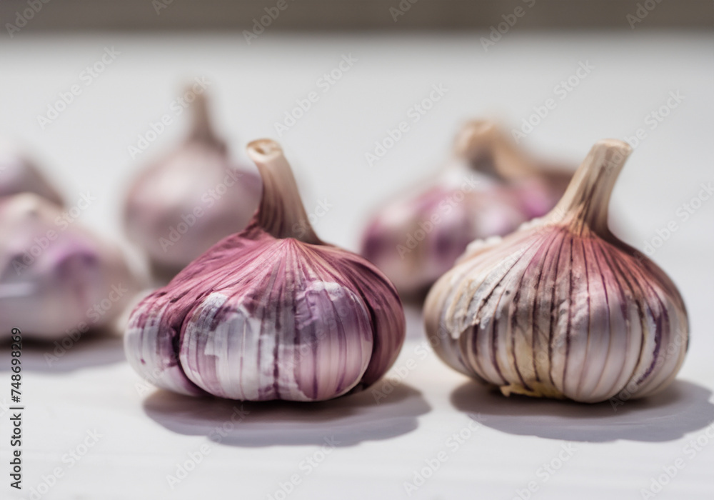Obraz premium Fresh garlic on a white table