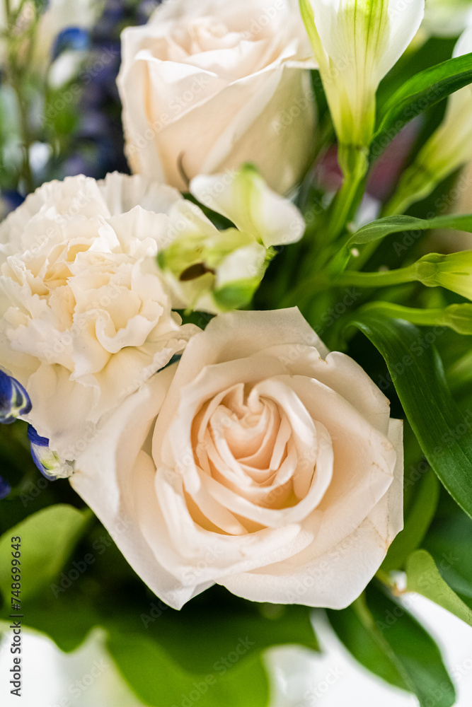 Fototapeta premium Elegant White Rose Bouquet Adorns a Beautiful Vase