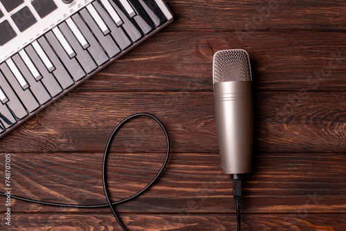 Fotografie Microphone and midi keyboard, synthesizer.