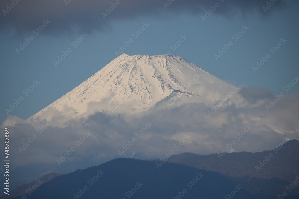 雪が積もった富士山