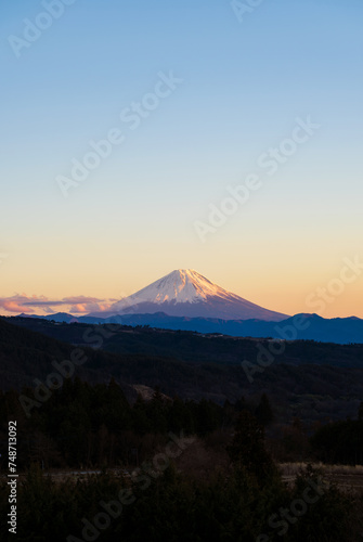 富士山と美しい夕暮れの空、山梨県北杜市から見た富士山、2024年1月23日撮影