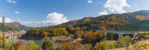 日本 青森県中津軽郡西目屋村の津軽白神湖パークからの紅葉風景