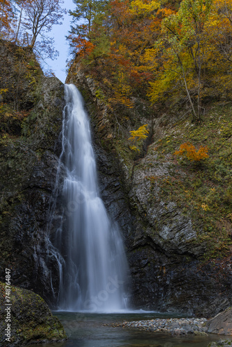 日本 青森県中津軽郡にある世界遺産、白神山地の暗門滝の第2の滝と紅葉