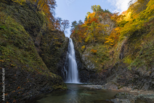 Fototapeta Naklejka Na Ścianę i Meble -  日本　青森県中津軽郡にある世界遺産、白神山地の暗門滝の第2の滝と紅葉