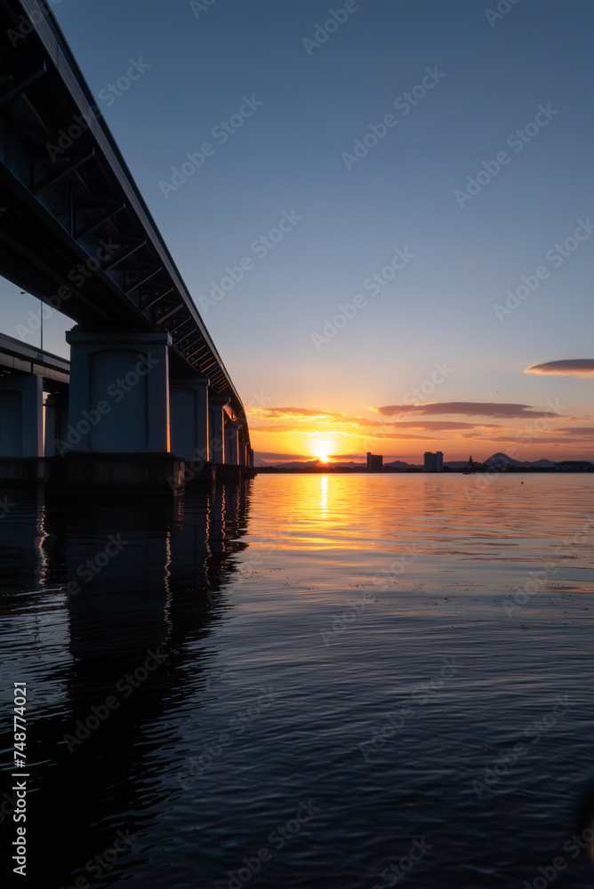 冬の琵琶湖の夜明け 朝焼けに輝く琵琶湖 滋賀県大津市 冬の琵琶湖の夜明け 朝焼けに輝く琵琶湖 滋賀県大津市