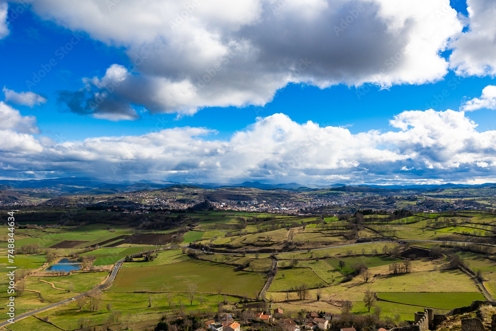 Fototapeta premium Vue en direction du Puy-en-Velay depuis les remparts de la Forteresse de Polignac