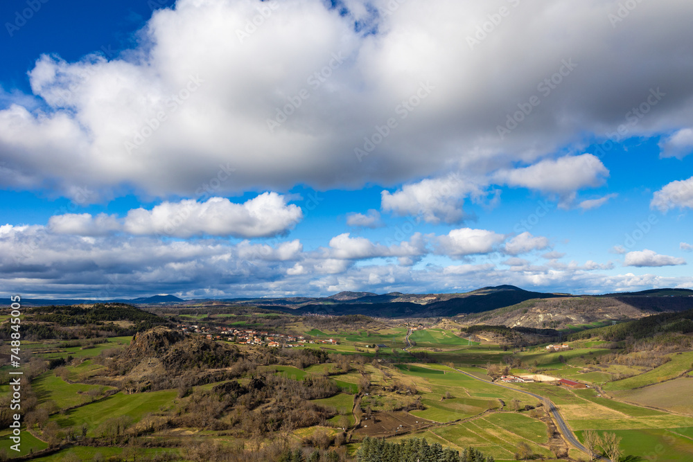 Paysage depuis le donjon de Forteresse de de Polignac, près du Puy-en-Velay, en Auvergne