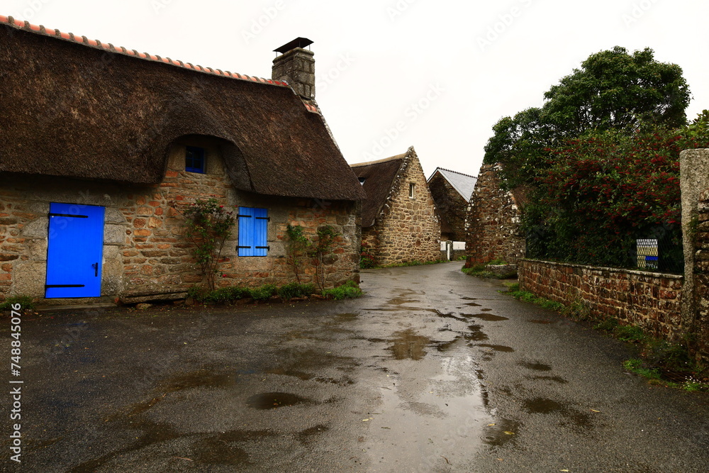 Pont-Aven is a commune in the Finistère department in the Brittany region in Northwestern France Pont-Aven is a commune in the Finistère department in the Brittany region in Northwestern France