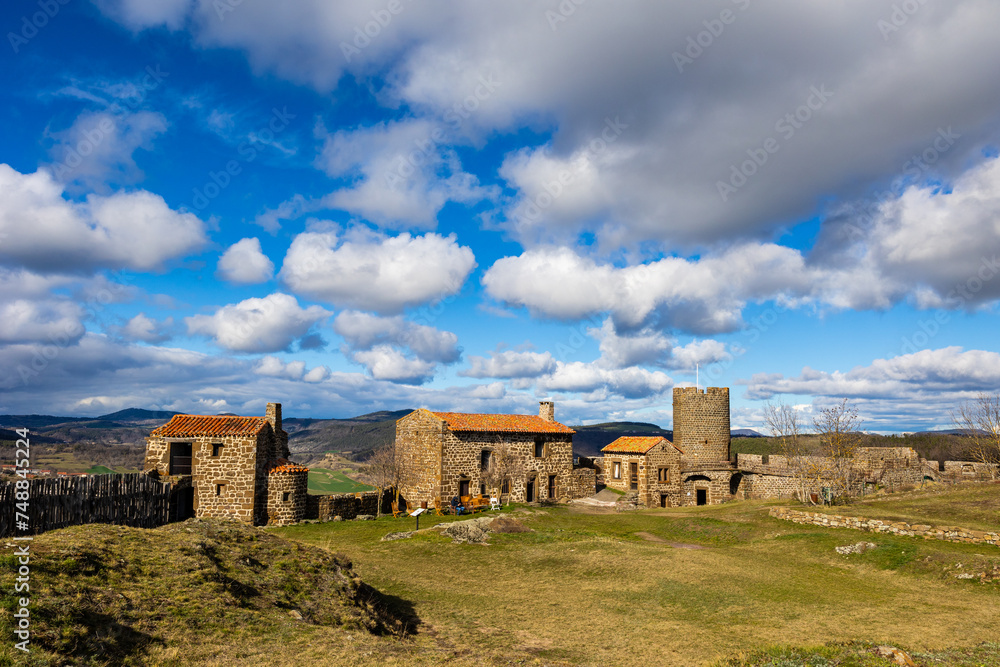 Bâtiments et ruines des remparts de la Forteresse de Polignac, près du Puy-en-Velay