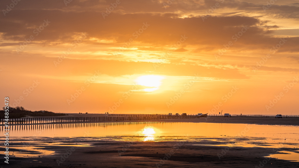 Lever du soleil et reflets sur l'eau d'une plage en camargue (près de Salin de Giraud)