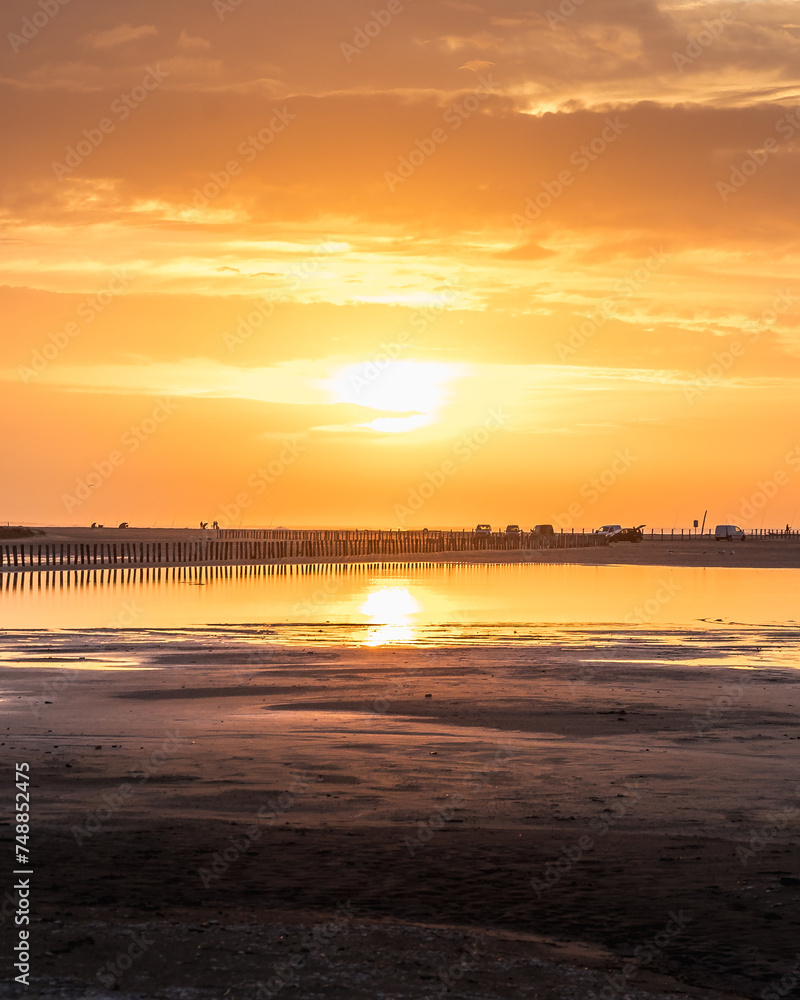 Lever du soleil et reflets sur l'eau d'une plage en camargue (près de Salin de Giraud)