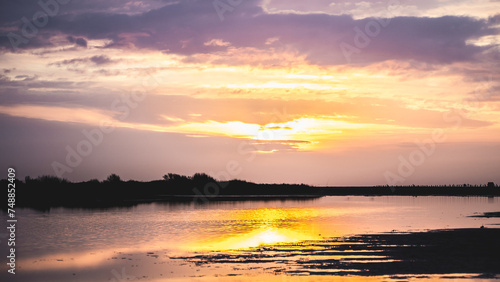 Obraz na płótnie Lever du soleil et reflets sur l'eau d'une plage en camargue (près de Salin de Giraud) w salonie