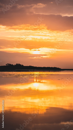 Obraz na płótnie Lever du soleil et reflets sur l'eau d'une plage en camargue (près de Salin de Giraud) w salonie