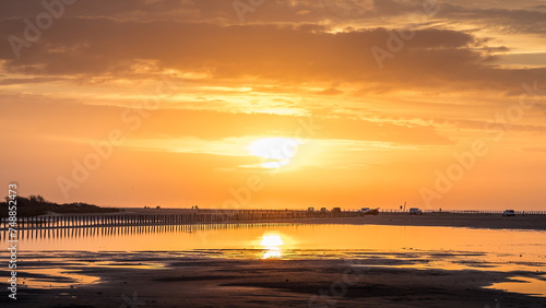 Obraz na płótnie Lever du soleil et reflets sur l'eau d'une plage en camargue (près de Salin de Giraud) w salonie