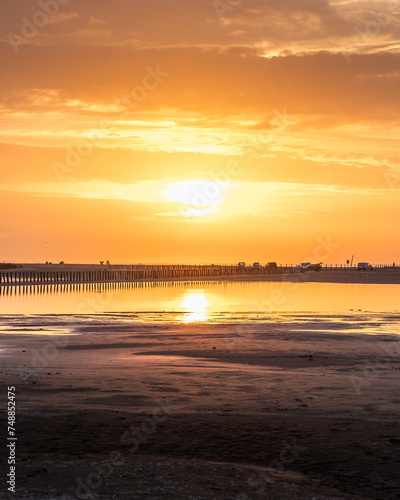 Obraz na płótnie Lever du soleil et reflets sur l'eau d'une plage en camargue (près de Salin de Giraud) w salonie