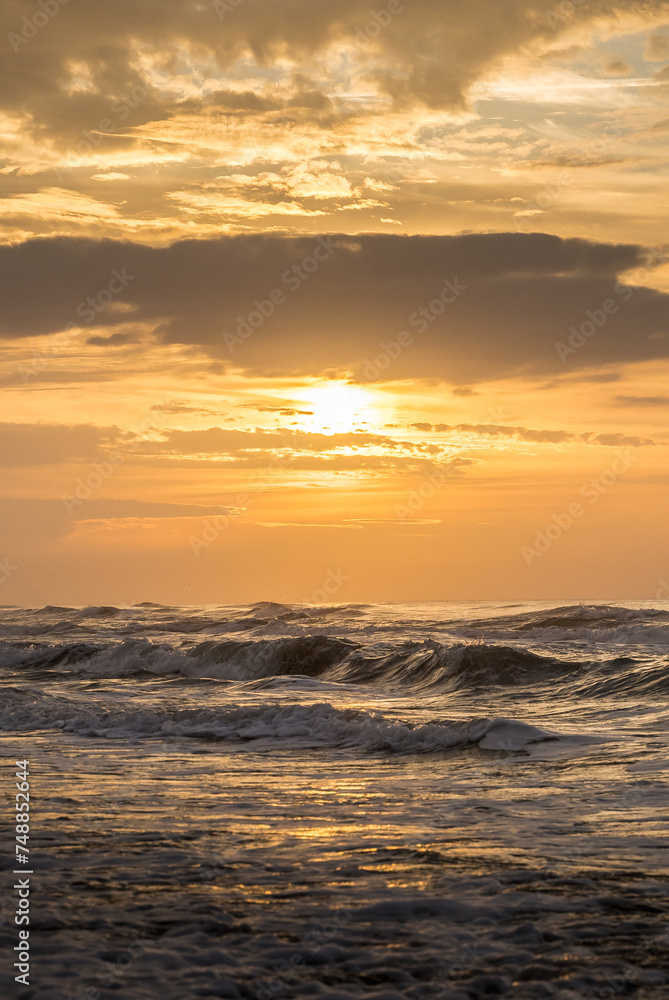 Coucher de soleil avec vue sur la mer et les vagues en Camargue (france)