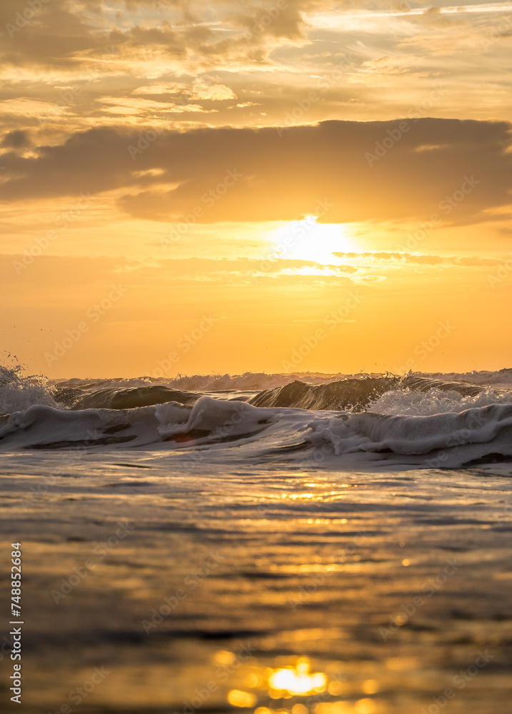 Coucher de soleil avec vue sur la mer et les vagues en Camargue (france)
