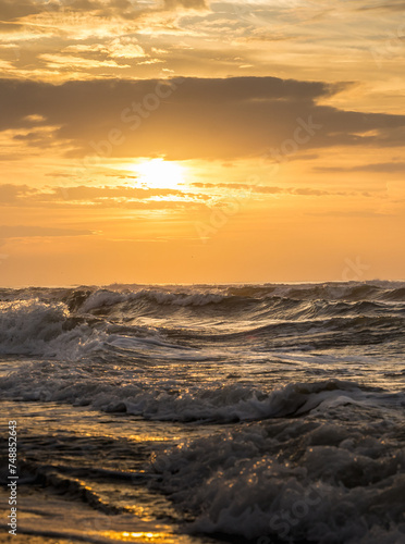 Obraz na płótnie Coucher de soleil avec vue sur la mer et les vagues en Camargue (france) w salonie
