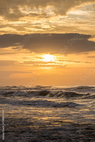 Obraz na płótnie Coucher de soleil avec vue sur la mer et les vagues en Camargue (france) w salonie