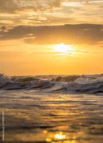 Obraz na płótnie Coucher de soleil avec vue sur la mer et les vagues en Camargue (france) w salonie