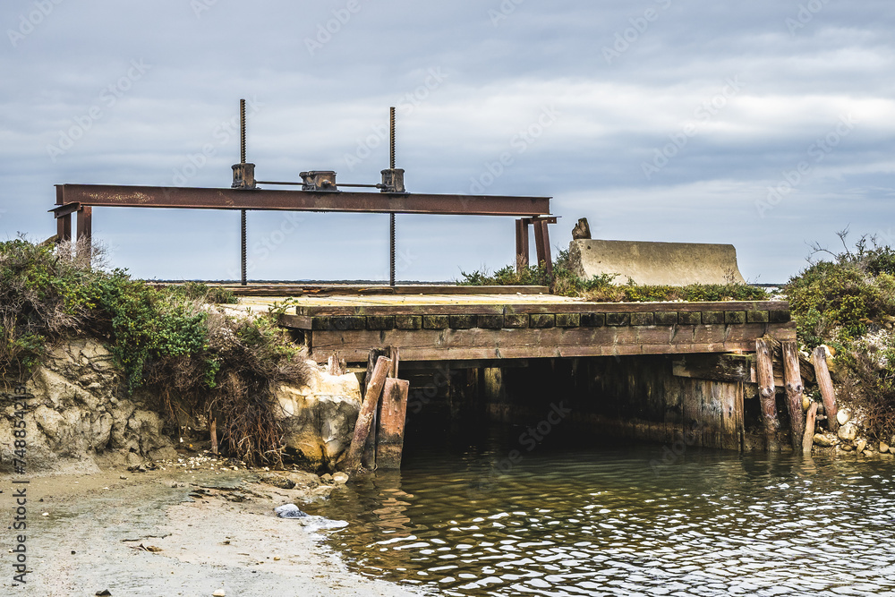 Infrastructure dans les marais salants en Camargue (Salin de Giraud)