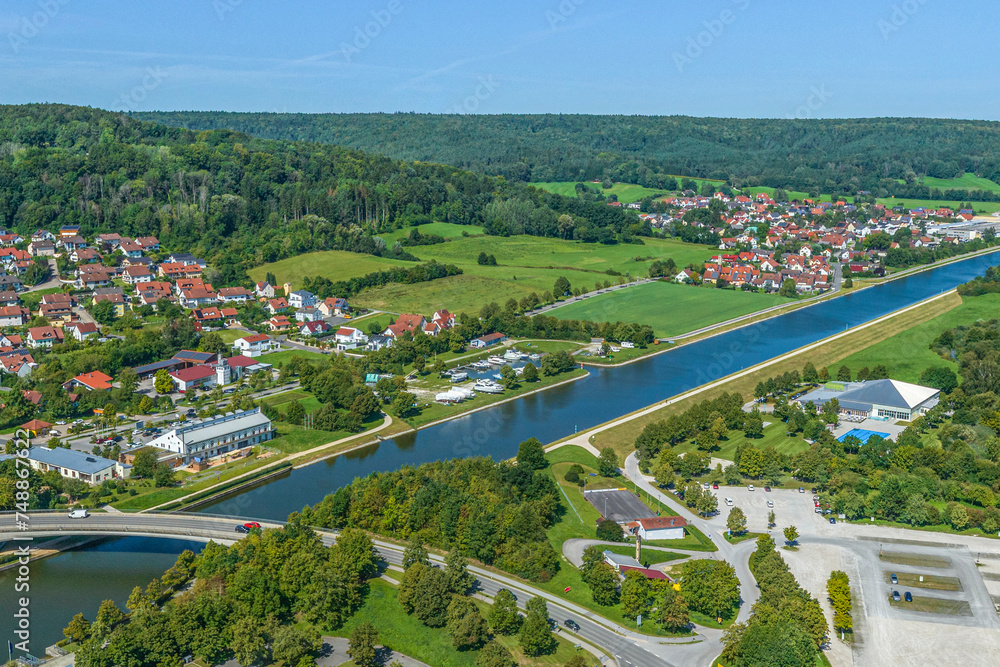 Ausblick auf die Stadt Berching am Main-Donau-Kanal in Bayern