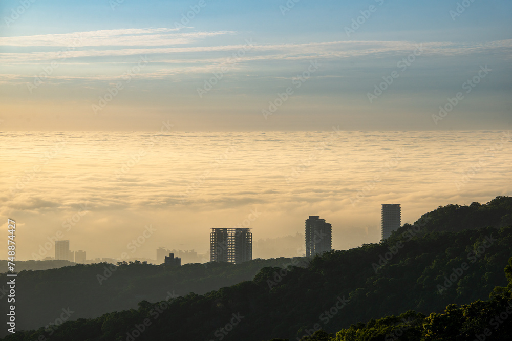 The sun, mountains and clouds create a wonderful symphony at dusk. Enjoy the sunset and sea of clouds. Zhongzhengshan Hiking Trail, Taipei City.