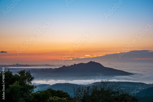 The sun, mountains and clouds create a wonderful symphony at dusk. Enjoy the sunset and sea of clouds. Zhongzhengshan Hiking Trail, Taipei City.