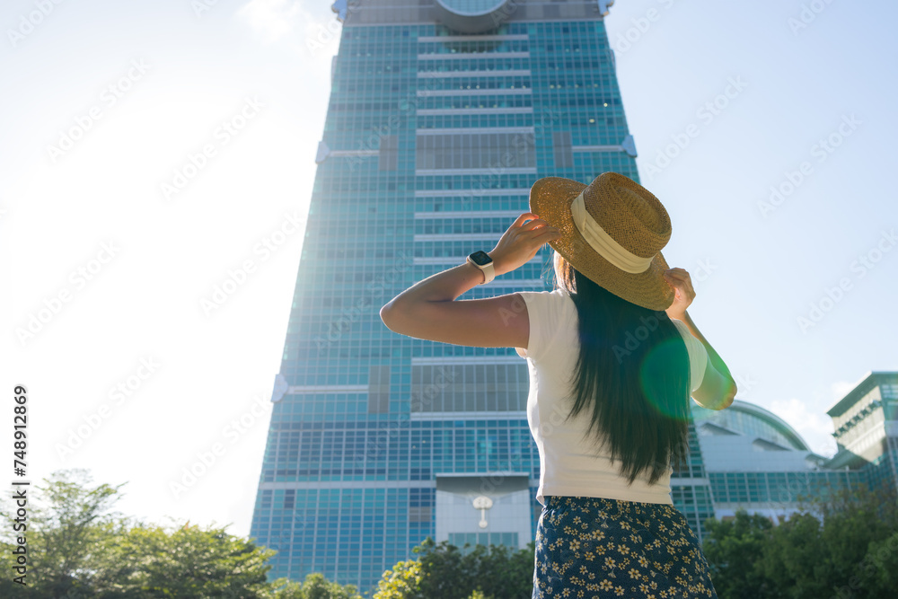 Obraz premium Tourist woman visit taipei city