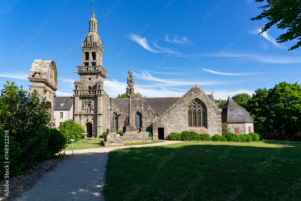 La chapelle Sainte-Marie du Ménez Hom, perchée en Bretagne, évoque spiritualité et sérénité dans un cadre naturel préservé.