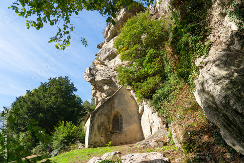 La chapelle Saint-Gildas à Pluméliau-Bieuzy se love sous un imposant rocher de granit au bord du Blavet, créant un cadre à la fois impressionnant et inspirant en Bretagne. photo