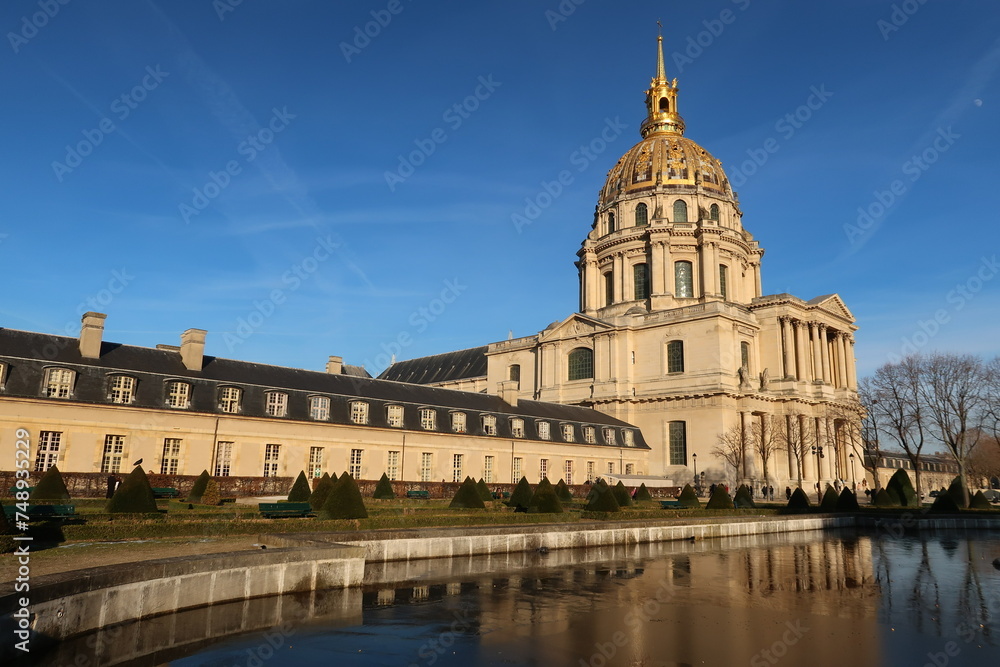 Dôme des Invalides, célèbre monument de la ville de Paris, vue du bâtiment côté jardin, avec un bassin (France)
