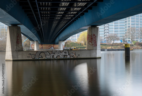 Langzeitbelichtung, Nordhafenbrücke von unten, Nordhafen, Berlin, Deutschland