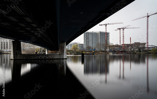 Langzeitbelichtung, Nordhafenbrücke von unten, Nordhafen, Berlin, Deutschland © spuno