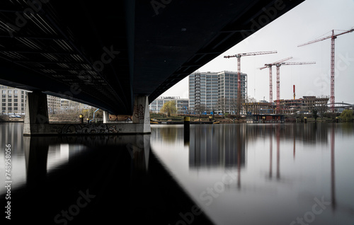 Langzeitbelichtung, Nordhafenbrücke von unten, Nordhafen, Berlin, Deutschland