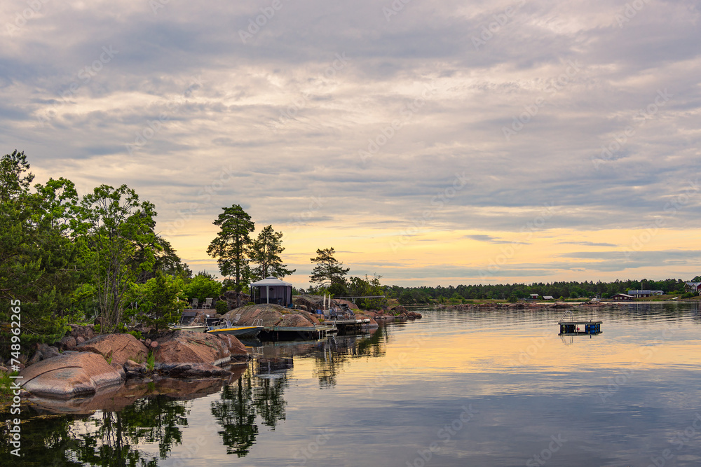 Fototapeta premium Ostseeküste mit Felsen und Bäumen bei Oskarshamn in Schweden