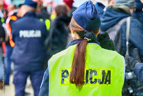 Policjant w kamizelce obrzucony jajkiem. Brudny mundur. 