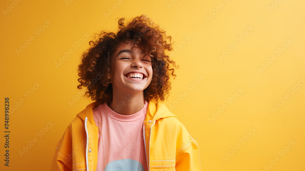 Mädchen lachend mit guter Laune und positiver Ausstrahlung vor farbigem Hintergrund in 16:9 Mädchen lachend mit guter Laune und positiver Ausstrahlung vor farbigem Hintergrund in 16:9