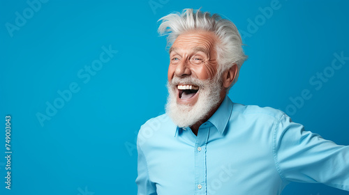 alter stylischer Mann lachend mit guter Laune und positiver Ausstrahlung vor farbigem Hintergrund in 16:9 schreit vor Freude