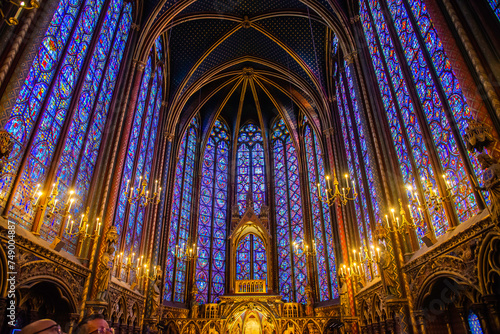 Paris, France - Dec. 27 2022: The stunning stained glass window and the beautiful ceiling in Saint-Chapelle in Paris © Vincent Jiang