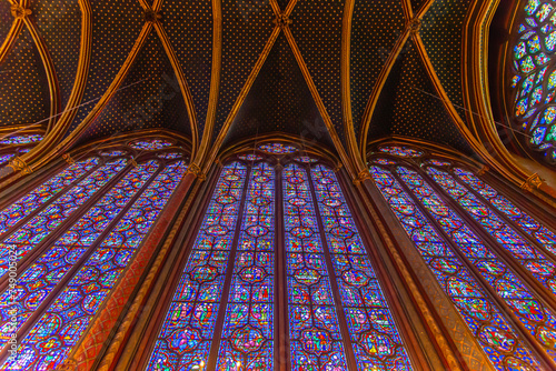 Paris, France - Dec. 27 2022: The stunning stained glass window and the beautiful ceiling in Saint-Chapelle in Paris © Vincent Jiang