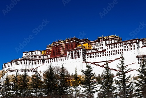 Cuadro en lienzo conic Potala Palace, former winter retreat of the Dalai Lama, majestically overlooks Lhasa, Tibet, embodying centuries of spiritual and architectural significance