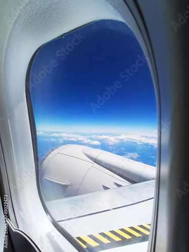 Vista del Cielo azul y despejado desde la ventanilla de un avión. photo