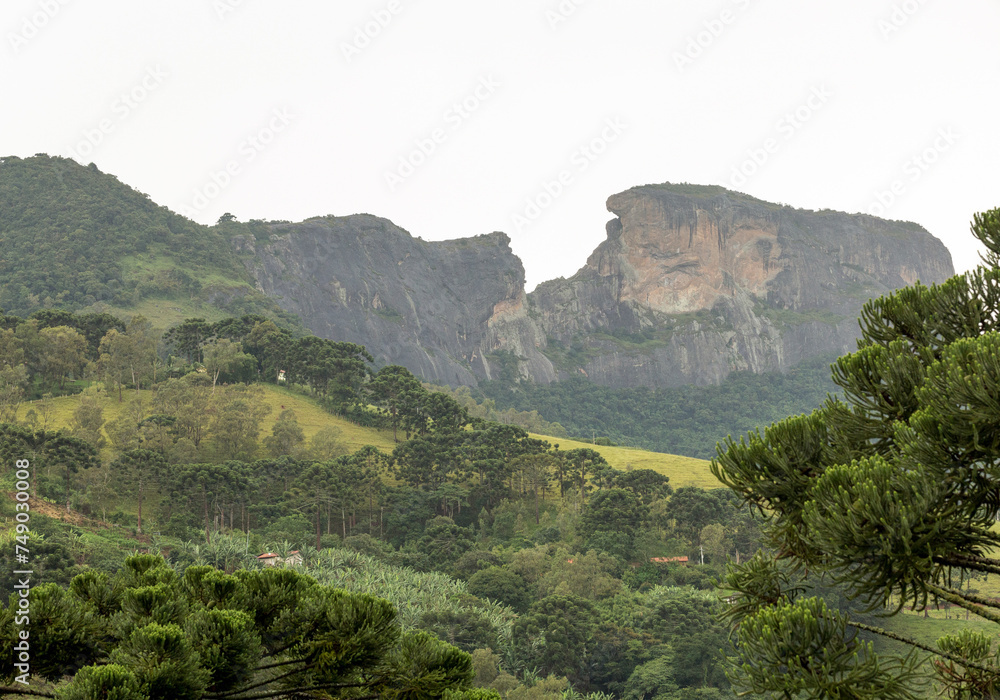 Obraz premium Em meio à deslumbrante paisagem da Serra da Mantiqueira, na Estância Climática São Bento do Sapucaí. Está localiza a Pedra do Baú.