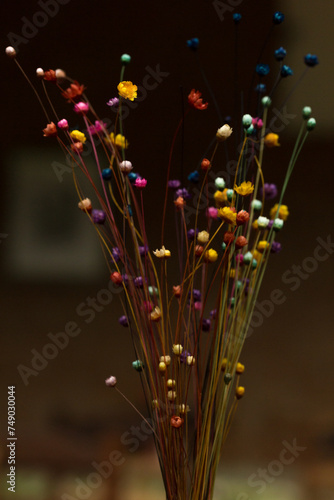 Decoração com pequenas flores coloridas.  photo