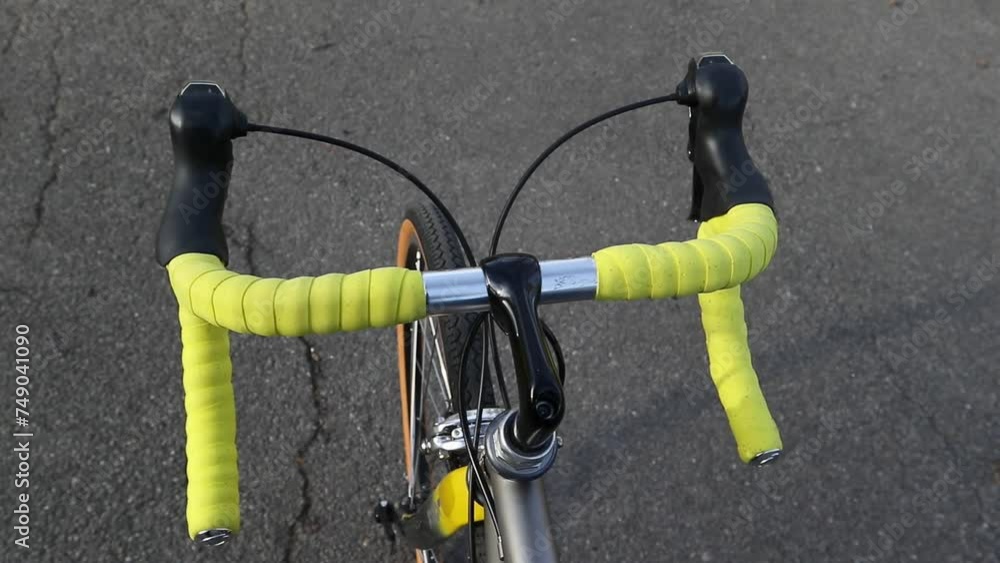 Vidéo Stock slow pan across bike handlebars (yellow bar tape, road