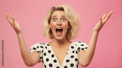 Mulher  loira com expressão de surpresa isolado no fundo rosa  photo
