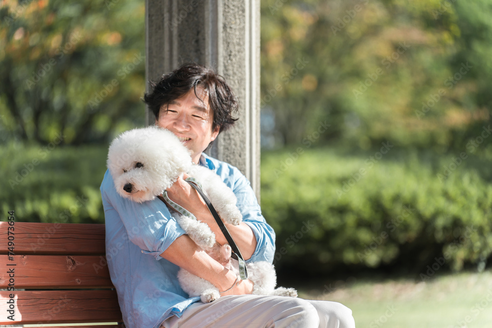 犬の散歩をする愛犬家の中高年男性・ドッグセラピー(抱く・抱っこ)
犬の散歩をする愛犬家の中高年男性・ドッグセラピー(抱く・抱っこ)