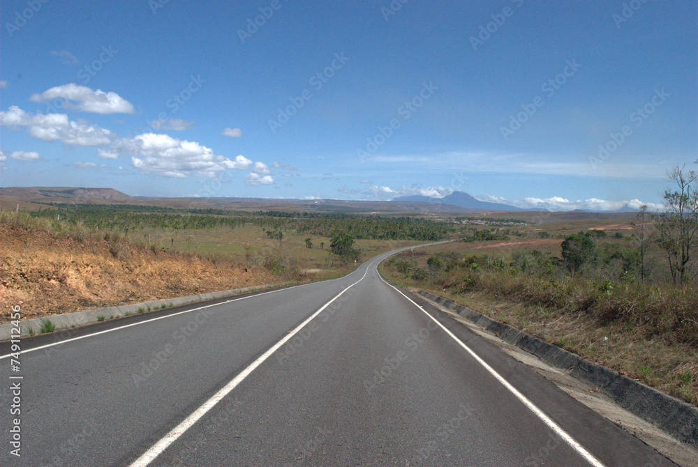 La Gran Sabana,inmensa region llena de selva,Tepuyes y rios. La Gran Sabana,inmensa region llena de selva,Tepuyes y rios.