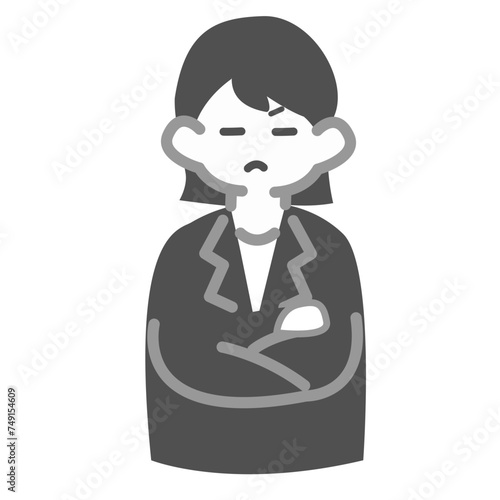 腕を組んで怒る女性会社員